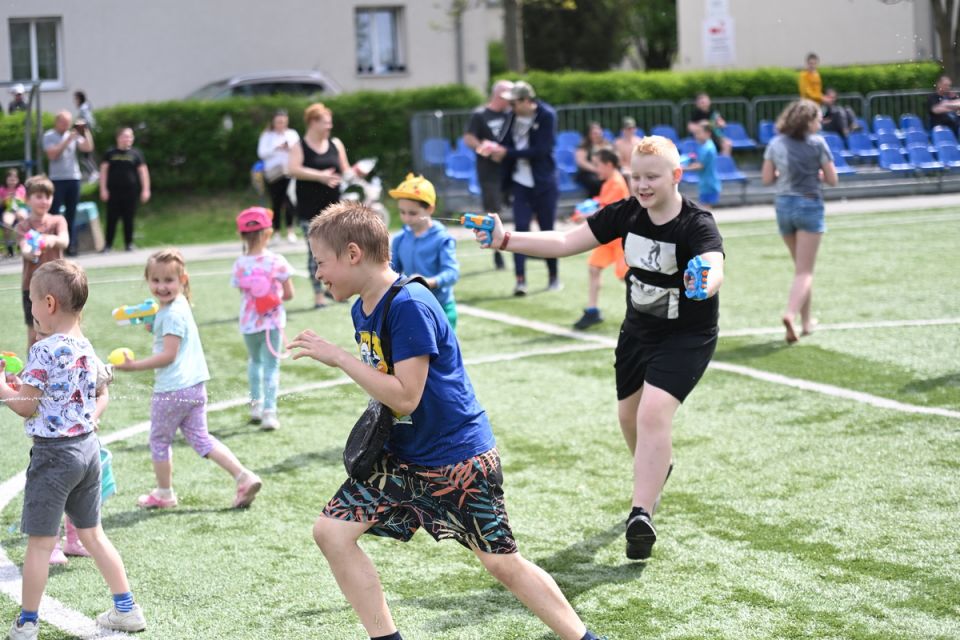 Śmigus-Dyngus w Chorzowie jak za dawnych lat! Wodne bitwy przyciągnęły tłumy - galeria