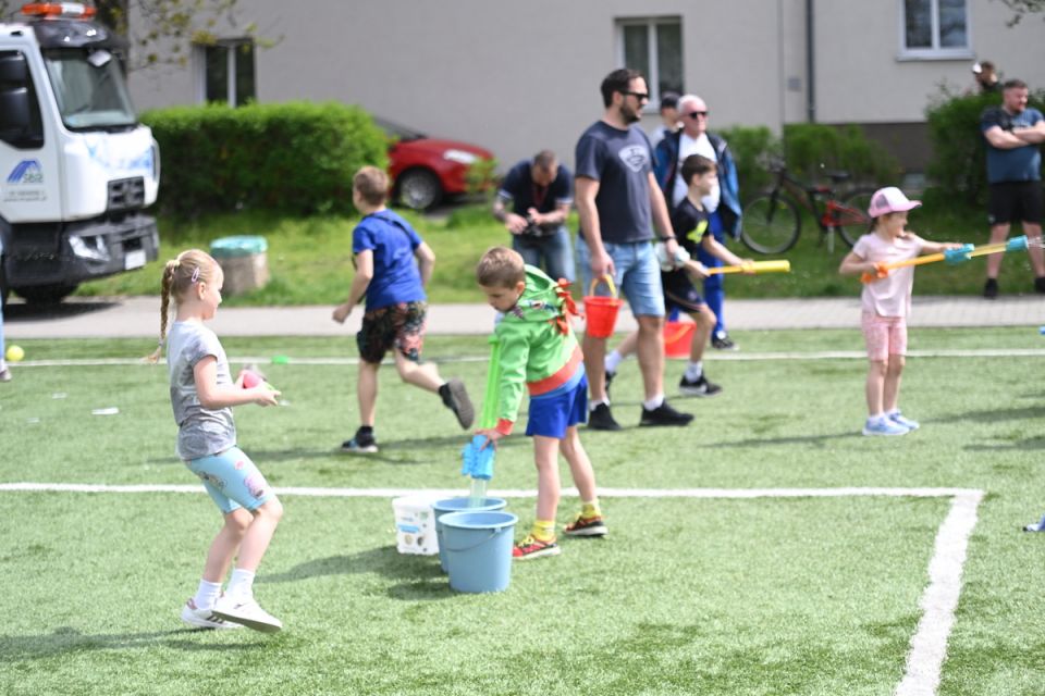 Śmigus-Dyngus w Chorzowie jak za dawnych lat! Wodne bitwy przyciągnęły tłumy - galeria