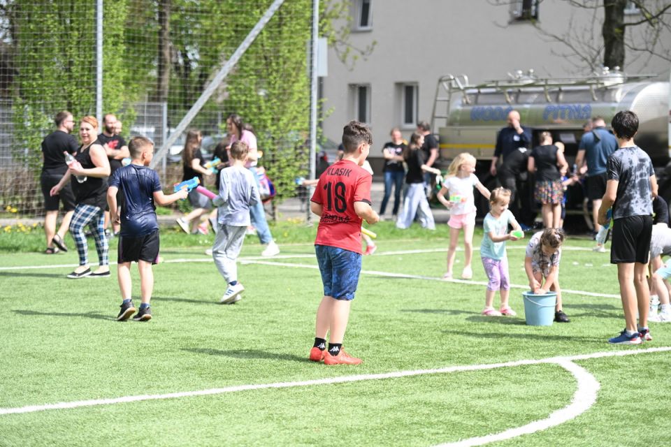 Śmigus-Dyngus w Chorzowie jak za dawnych lat! Wodne bitwy przyciągnęły tłumy - galeria