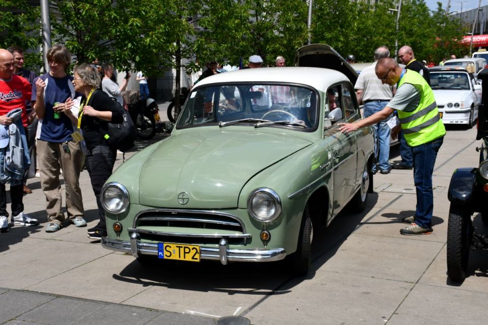 Święto motoryzacji w centrum Chorzowa — na rynku odbył się III Chorzowski Klasyk! - galeria