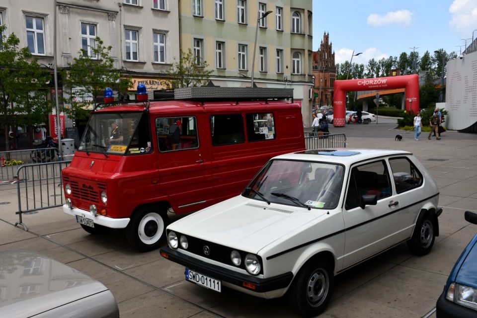 Święto motoryzacji w centrum Chorzowa — na rynku odbył się III Chorzowski Klasyk! - galeria
