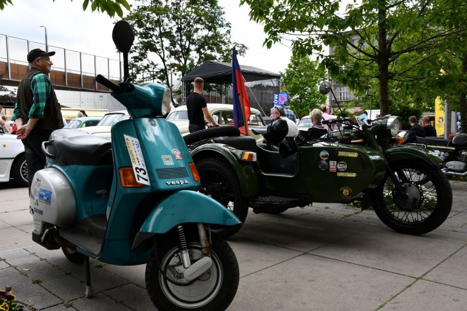 Święto motoryzacji w centrum Chorzowa — na rynku odbył się III Chorzowski Klasyk! - galeria