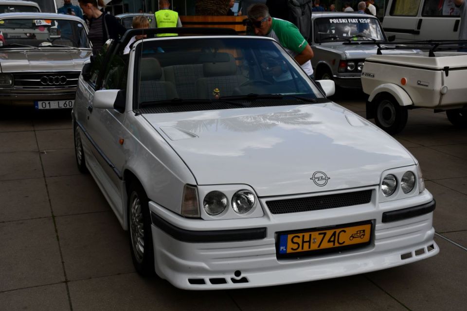 Święto motoryzacji w centrum Chorzowa — na rynku odbył się III Chorzowski Klasyk! - galeria