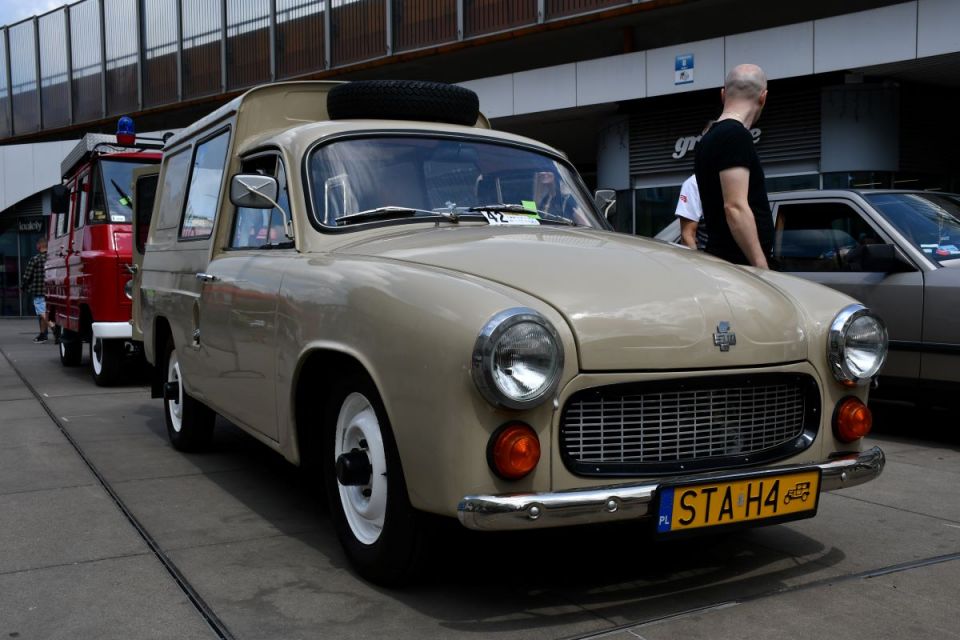Święto motoryzacji w centrum Chorzowa — na rynku odbył się III Chorzowski Klasyk! - galeria