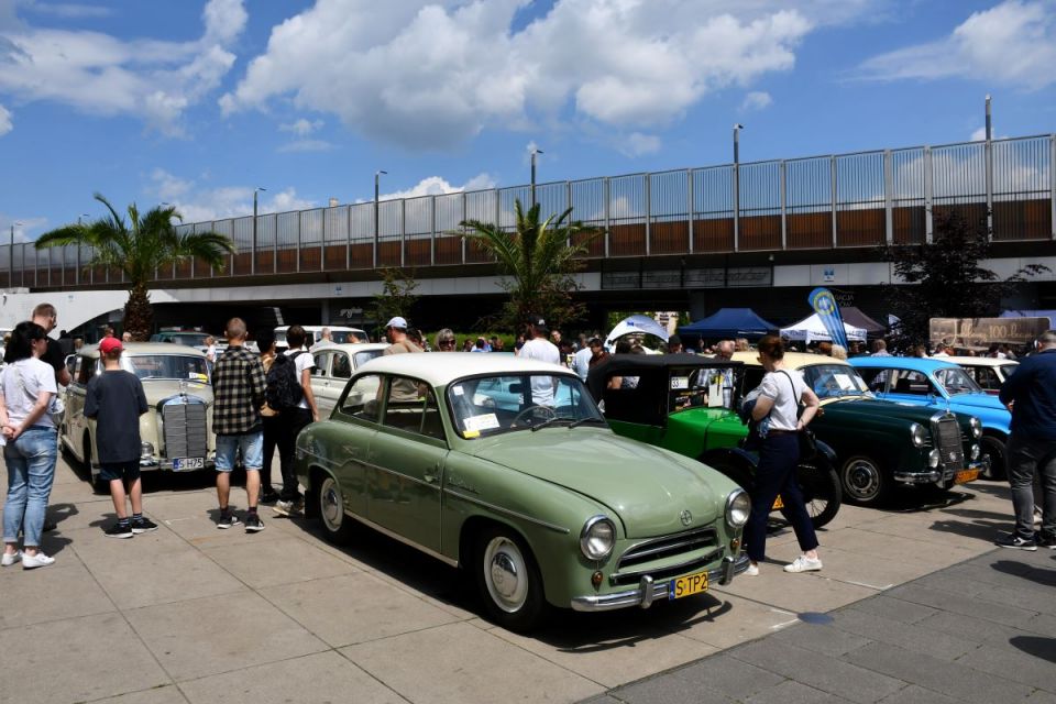 Święto motoryzacji w centrum Chorzowa — na rynku odbył się III Chorzowski Klasyk! - galeria