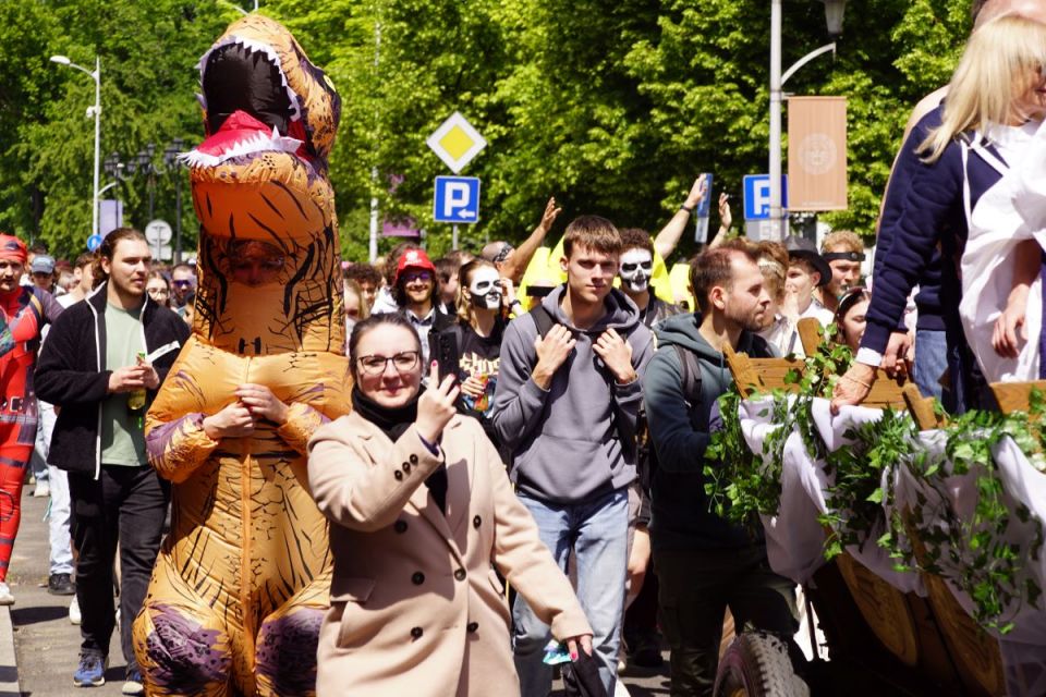 Studenci przejęli klucze do miasta! Ulicami Katowic przeszedł Wielki Korowód Studencki! - galeria