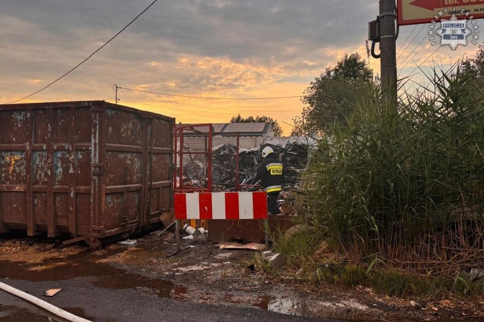 Groźny pożar przy ul. Kolejowej w Żorach. Ewakuowano 20 osób - galeria