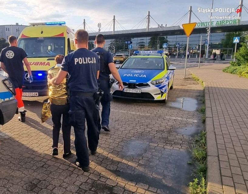 Mundurowi z Pyrzowic pomogli starszej kobiecie cierpiącej na demencję - galeria