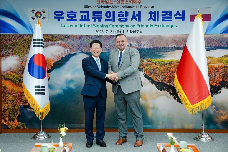 Jakub Chełstowski i gubernator koreańskiej prowincji zobowiązali się do współpracy obu regionów - galeria