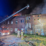 Nocny pożar w Bytomiu. Częściowo zawalił się dach budynku! [ZDJĘCIA] - galeria
