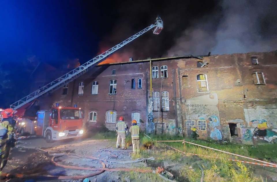 Nocny pożar w Bytomiu. Częściowo zawalił się dach budynku! [ZDJĘCIA] - galeria