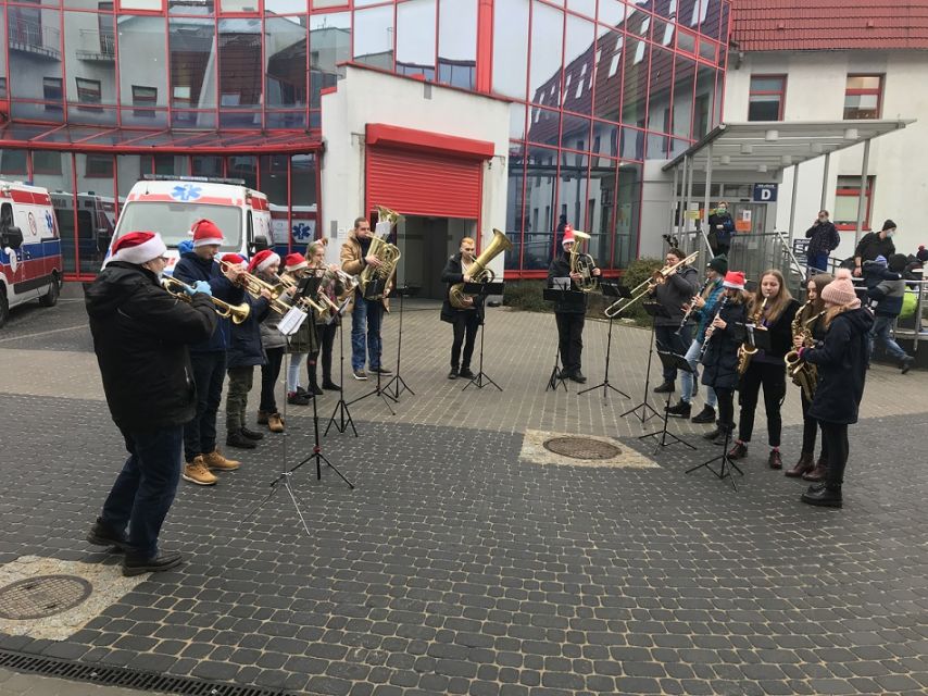 Wyjątkowy koncert kolęd pod szpitalem w Chorzowie! - galeria
