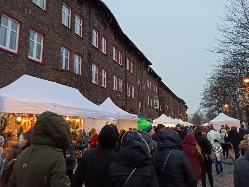 Nikiszowiec to magiczne miejsce na mapie Katowic. Od lat odbywa się tu wyjątkowy jarmark bożonarodzeniowy - galeria