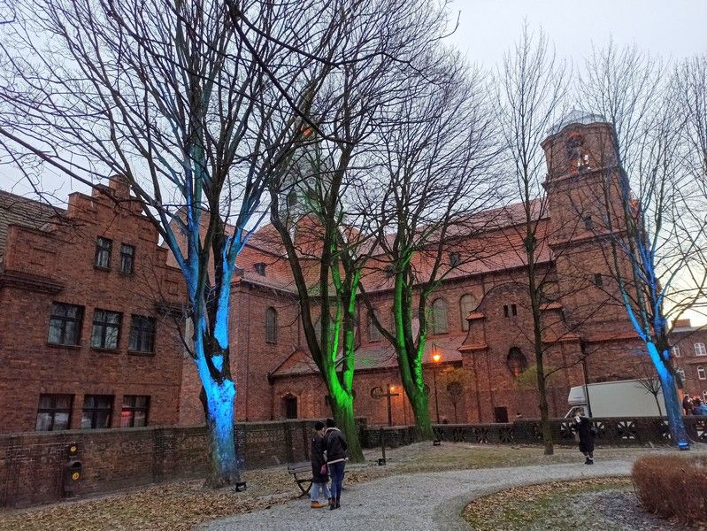Nikiszowiec to magiczne miejsce na mapie Katowic. Od lat odbywa się tu wyjątkowy jarmark bożonarodzeniowy - galeria
