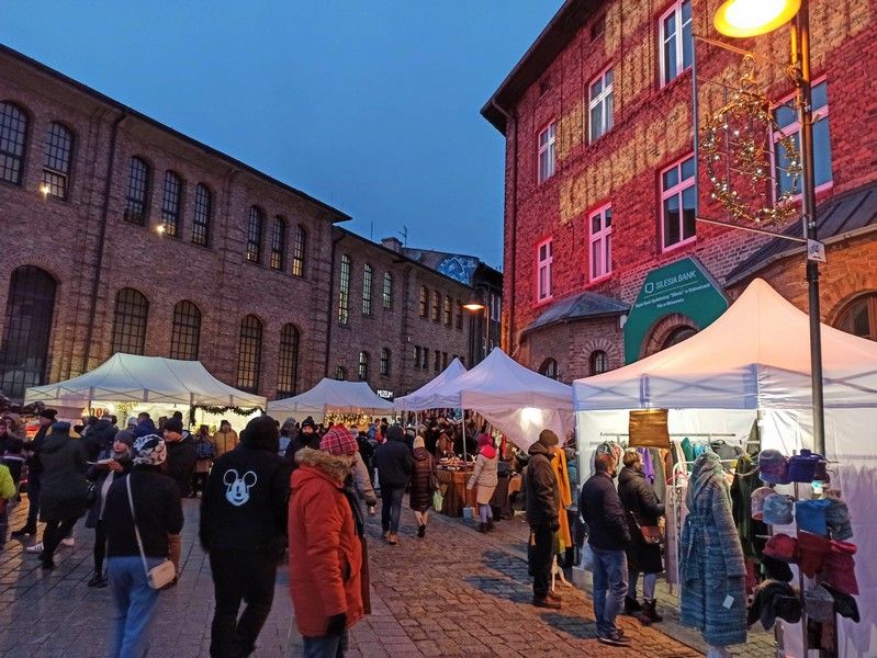 Nikiszowiec to magiczne miejsce na mapie Katowic. Od lat odbywa się tu wyjątkowy jarmark bożonarodzeniowy - galeria