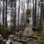 Bielsko-Biała: 40-letni mężczyzna  podejrzany o zniszczenie ponad stuletniej kapliczki na Szlaku Papieskim - galeria