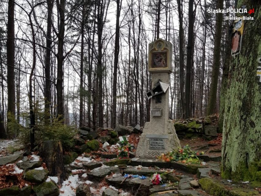 Bielsko-Biała: 40-letni mężczyzna  podejrzany o zniszczenie ponad stuletniej kapliczki na Szlaku Papieskim - galeria
