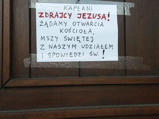 Zdrajcy Jezusa, żądamy otwarcia kościoła! Szokujący napis pojawił się na drzwiach katedry w Katowicach - galeria