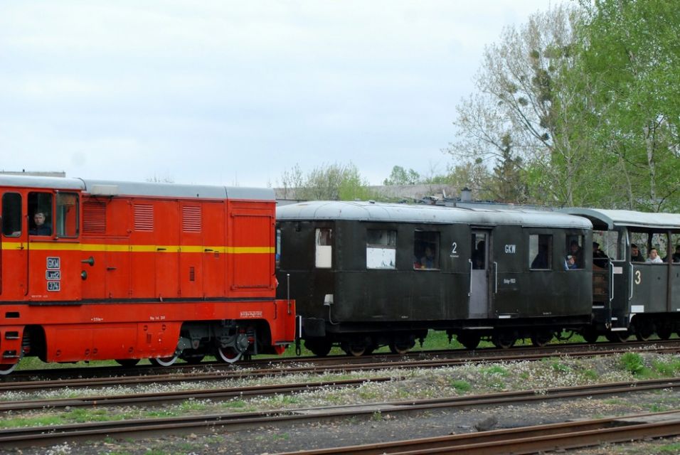 Wyjątkowa podróż z Bytomia do Tarnowskich Gór: Parowóz Ryś wyruszył w trasę, a wraz z nim ruszył sezon na wąskotorówkę - galeria