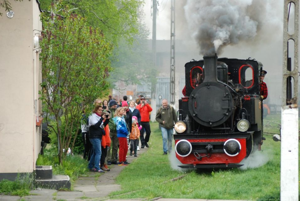 Wyjątkowa podróż z Bytomia do Tarnowskich Gór: Parowóz Ryś wyruszył w trasę, a wraz z nim ruszył sezon na wąskotorówkę - galeria