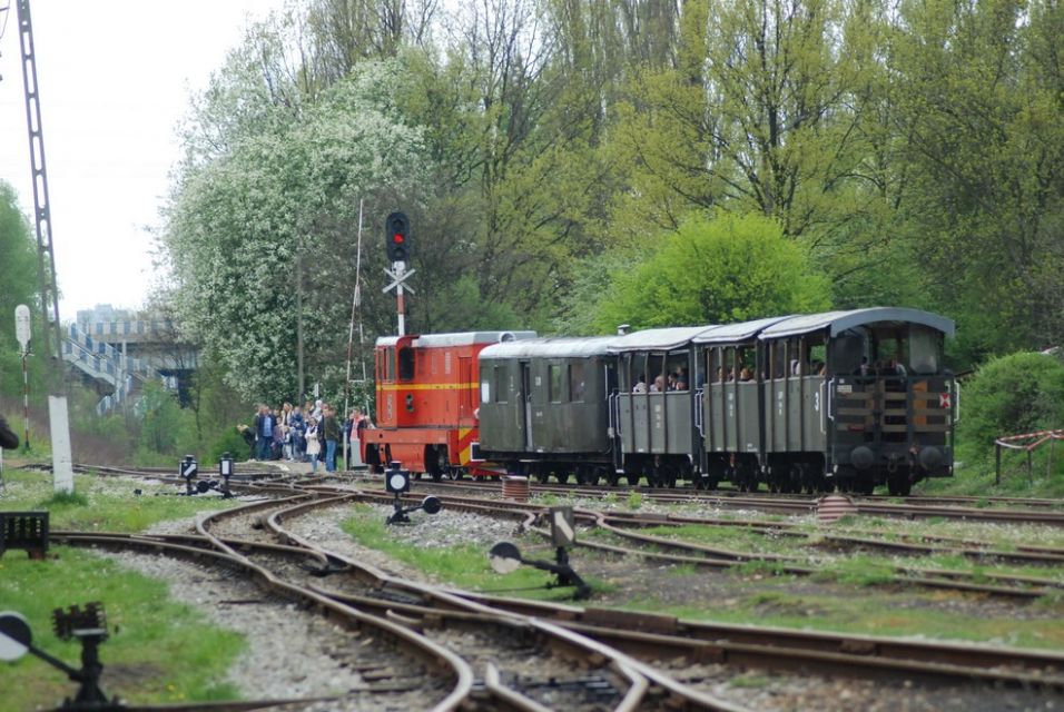 Wyjątkowa podróż z Bytomia do Tarnowskich Gór: Parowóz Ryś wyruszył w trasę, a wraz z nim ruszył sezon na wąskotorówkę - galeria