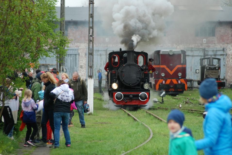 Wyjątkowa podróż z Bytomia do Tarnowskich Gór: Parowóz Ryś wyruszył w trasę, a wraz z nim ruszył sezon na wąskotorówkę - galeria