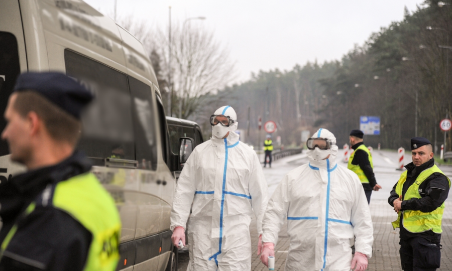 Policjanci wspierają w utrzymaniu kwarantanny - galeria