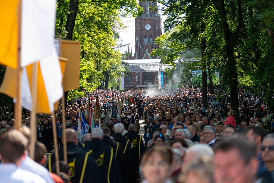 Kalwaryjskie Wzgórze zapełnili wierni! Pielgrzymi udali się do Piekar Śląskich [ZDJĘCIA] / fot. Marek Faber