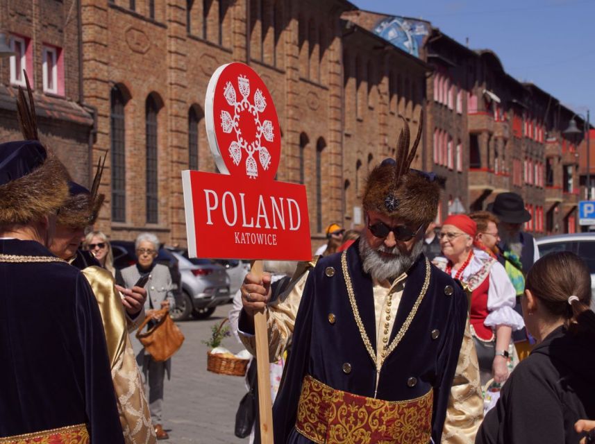 Wyjątkowa tradycja - Na Nikiszowcu odbyło się święcenie pokarmów w strojach ludowych! - galeria