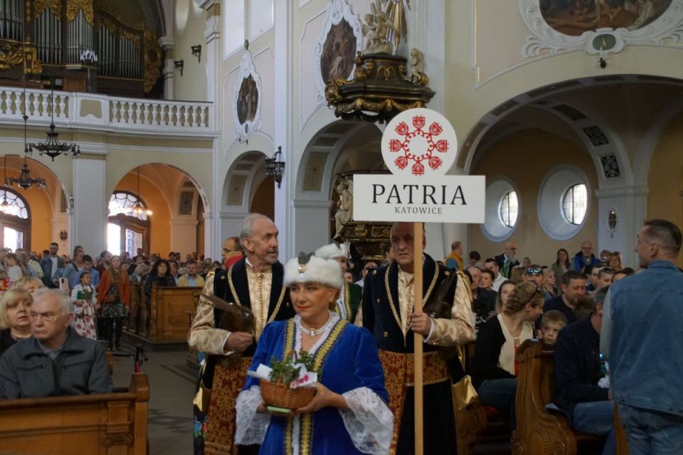 Wyjątkowa tradycja - Na Nikiszowcu odbyło się święcenie pokarmów w strojach ludowych! - galeria