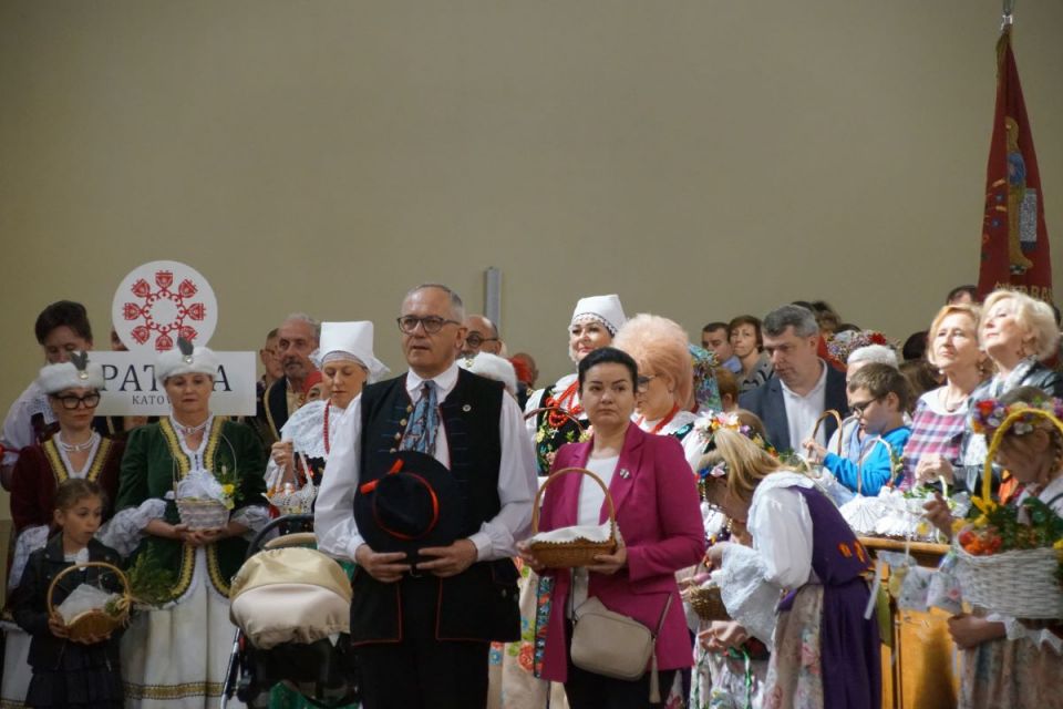 Wyjątkowa tradycja - Na Nikiszowcu odbyło się święcenie pokarmów w strojach ludowych! - galeria