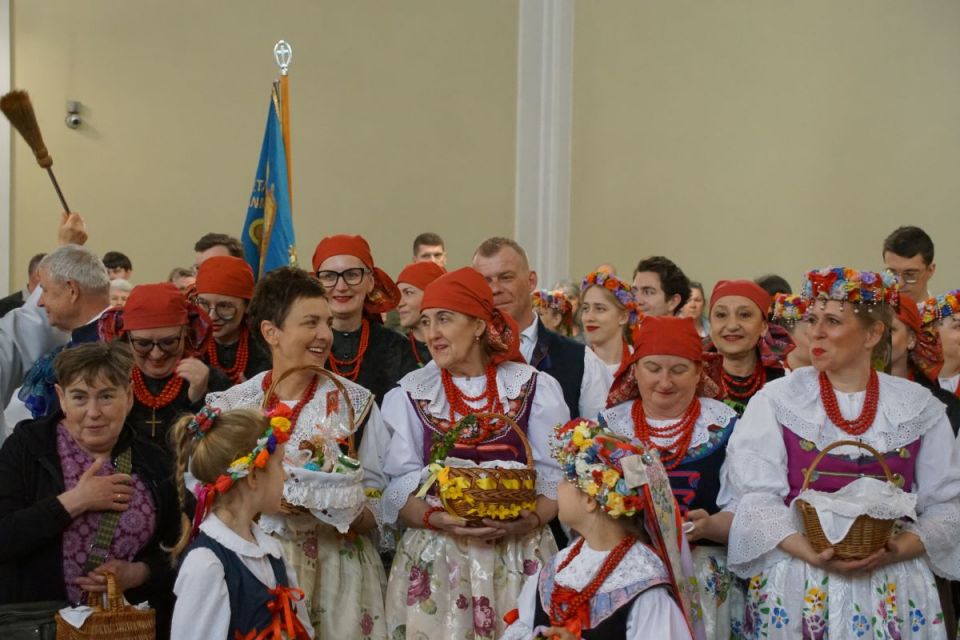 Wyjątkowa tradycja - Na Nikiszowcu odbyło się święcenie pokarmów w strojach ludowych! - galeria