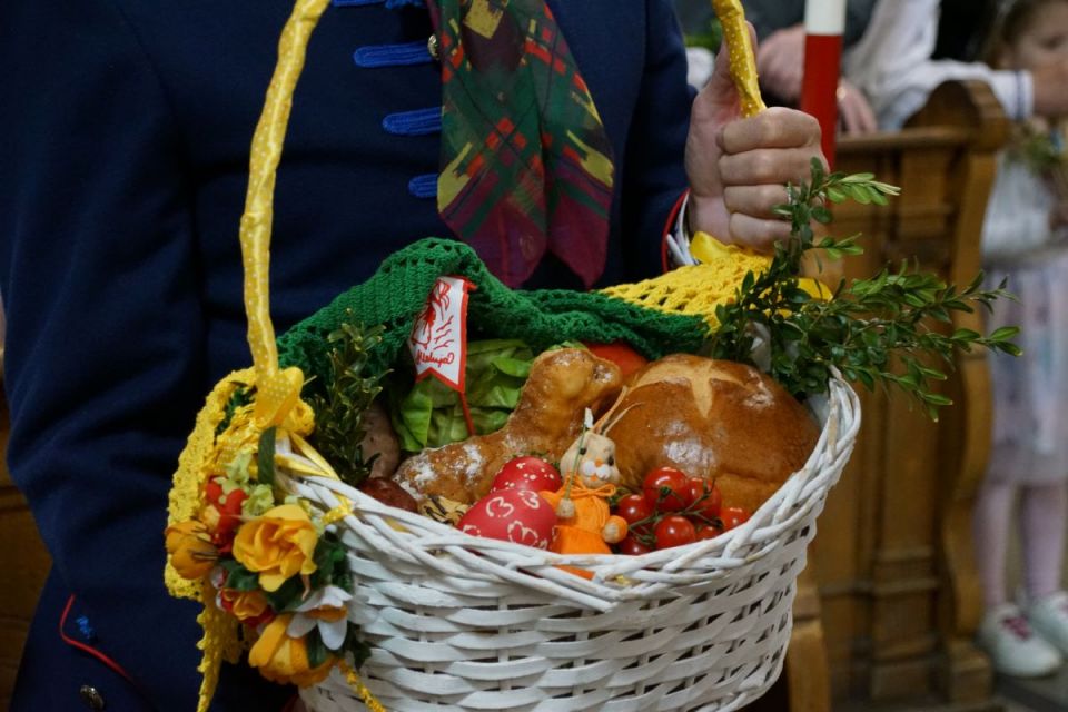 Wyjątkowa tradycja - Na Nikiszowcu odbyło się święcenie pokarmów w strojach ludowych! - galeria