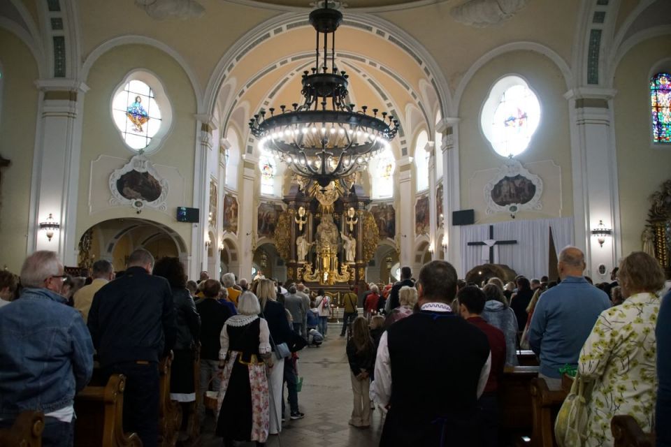 Wyjątkowa tradycja - Na Nikiszowcu odbyło się święcenie pokarmów w strojach ludowych! - galeria