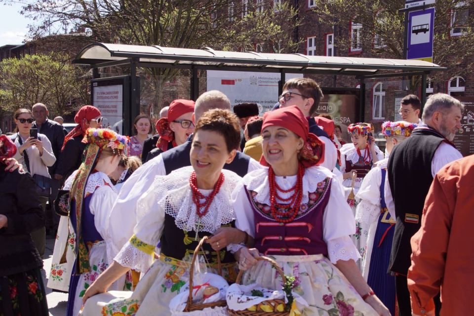 Wyjątkowa tradycja - Na Nikiszowcu odbyło się święcenie pokarmów w strojach ludowych! - galeria