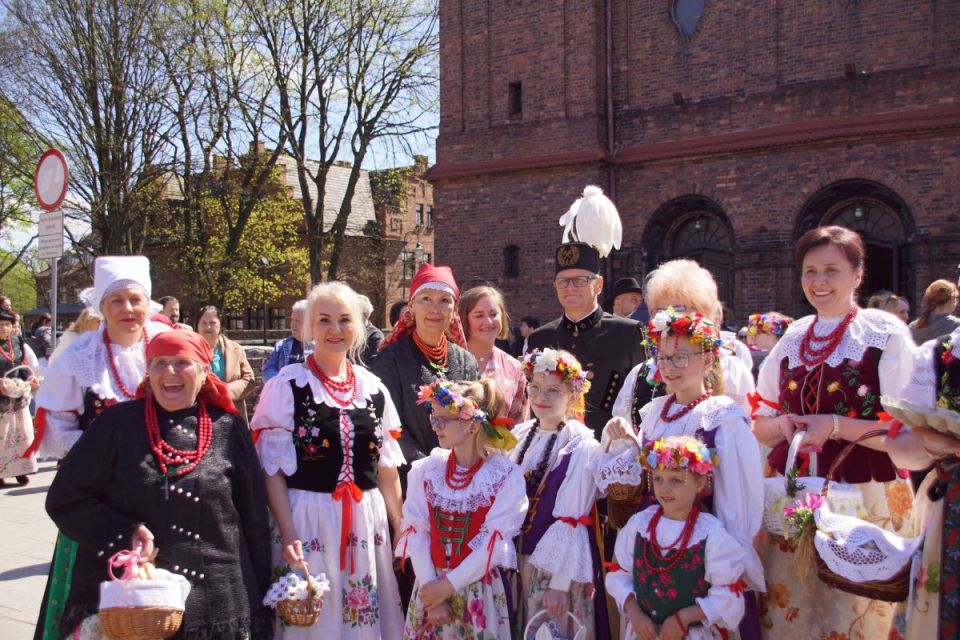 Wyjątkowa tradycja - Na Nikiszowcu odbyło się święcenie pokarmów w strojach ludowych! - galeria