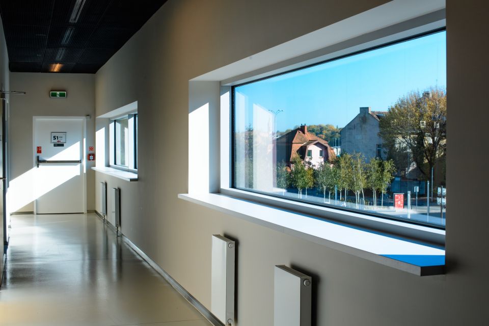 Czym wyróżniają się dobre okucia okienne i jakie mają wpływ na komfort mieszkania? - galeria