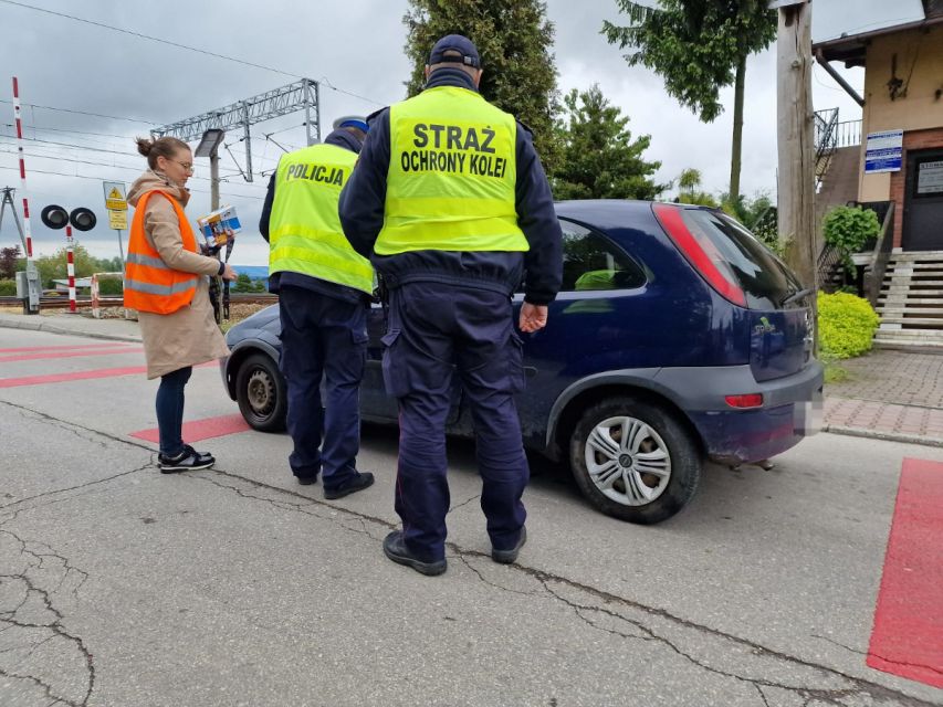 Pszczyńska Policja i Koleje Śląskie wspólnie o bezpieczeństwie na przejazdach kolejowo-drogowych - galeria