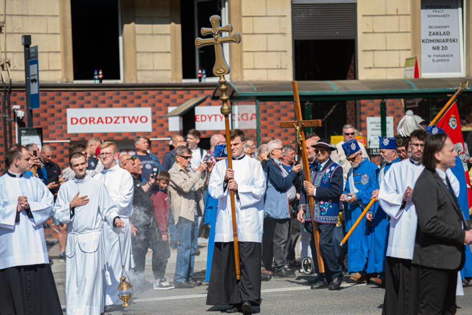 Kalwaryjskie Wzgórze zapełnili wierni! Pielgrzymi udali się do Piekar Śląskich [ZDJĘCIA] - galeria