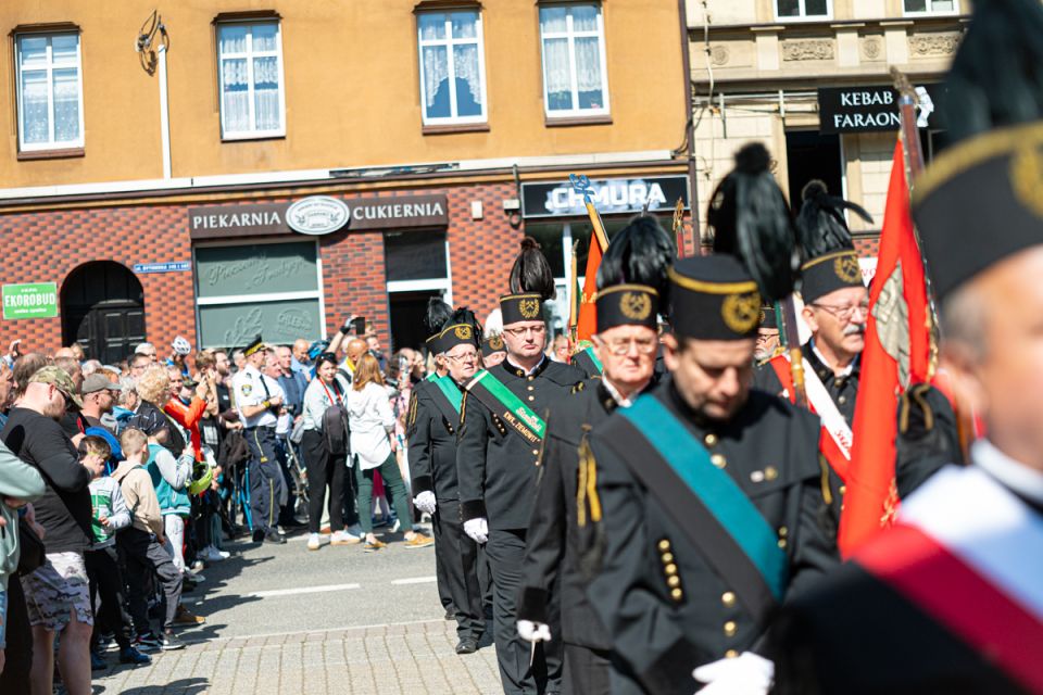 Kalwaryjskie Wzgórze zapełnili wierni! Pielgrzymi udali się do Piekar Śląskich [ZDJĘCIA] - galeria