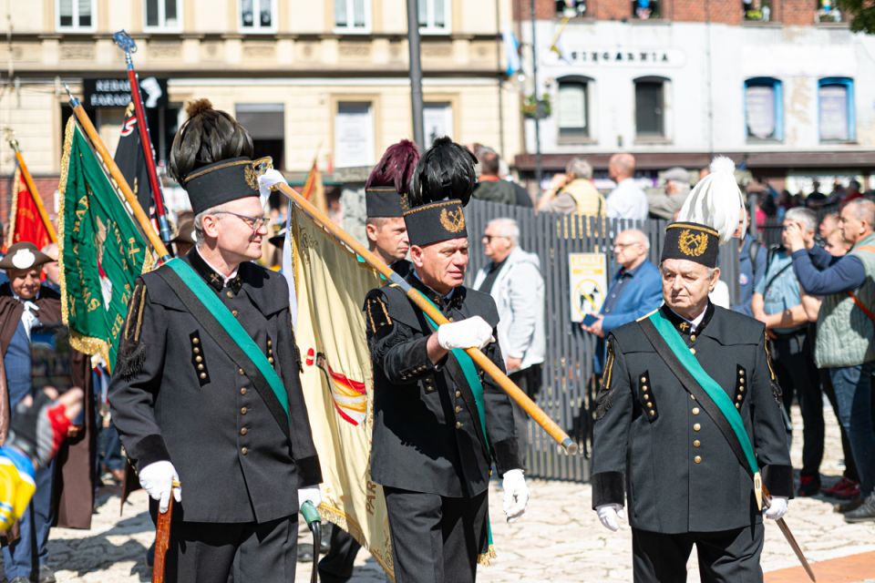 Kalwaryjskie Wzgórze zapełnili wierni! Pielgrzymi udali się do Piekar Śląskich [ZDJĘCIA] - galeria