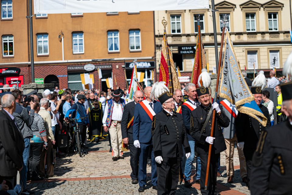 Kalwaryjskie Wzgórze zapełnili wierni! Pielgrzymi udali się do Piekar Śląskich [ZDJĘCIA] - galeria