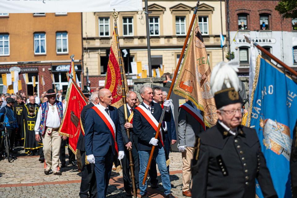 Kalwaryjskie Wzgórze zapełnili wierni! Pielgrzymi udali się do Piekar Śląskich [ZDJĘCIA] - galeria