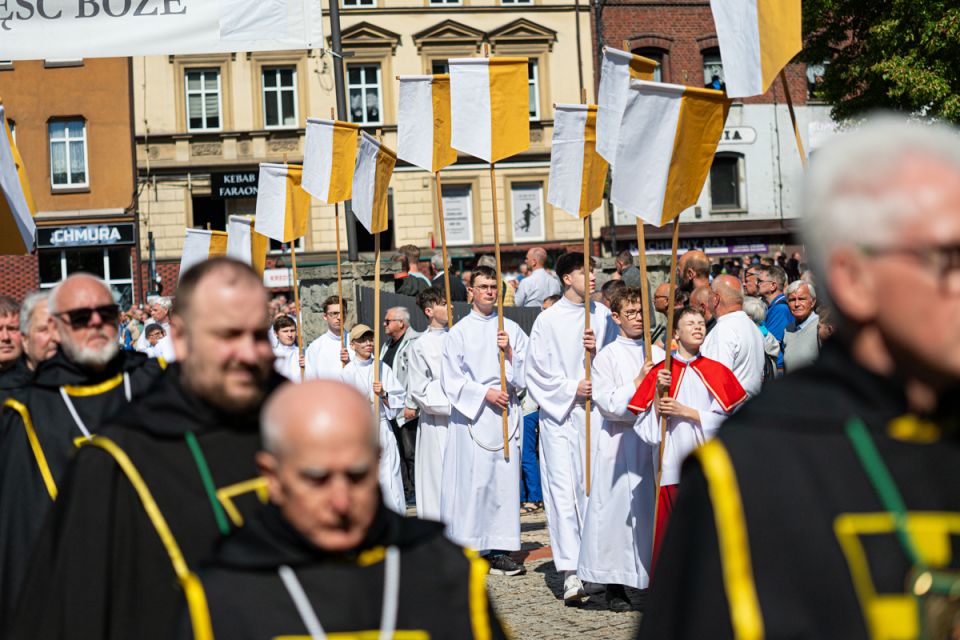 Kalwaryjskie Wzgórze zapełnili wierni! Pielgrzymi udali się do Piekar Śląskich [ZDJĘCIA] - galeria