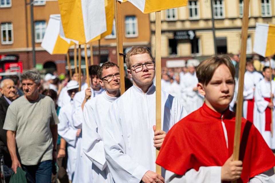 Kalwaryjskie Wzgórze zapełnili wierni! Pielgrzymi udali się do Piekar Śląskich [ZDJĘCIA] - galeria