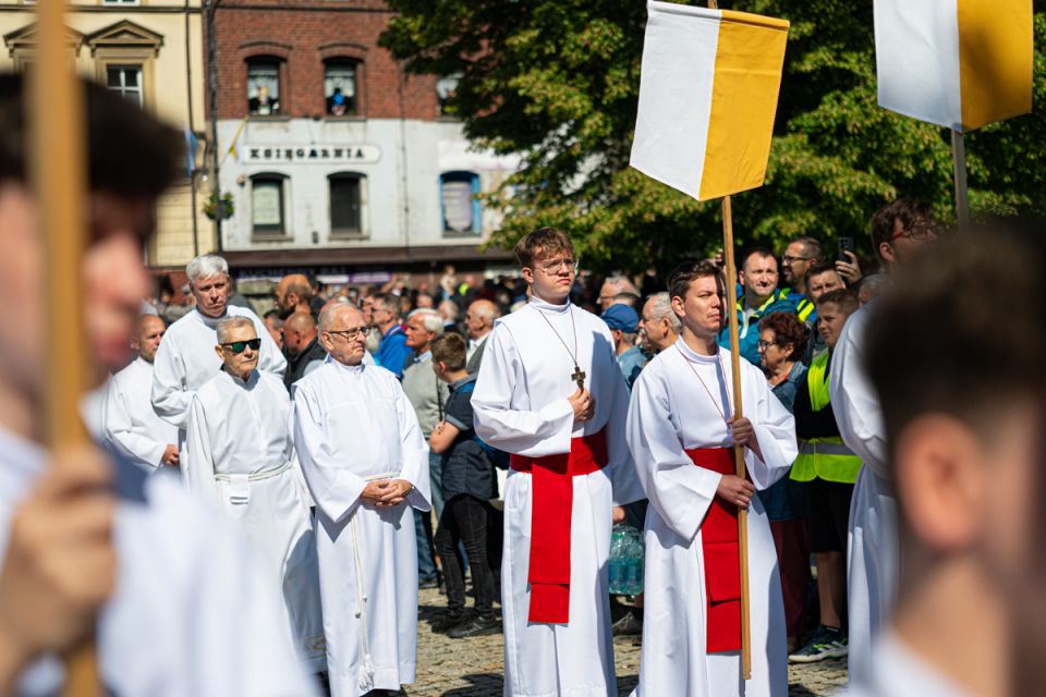 Kalwaryjskie Wzgórze zapełnili wierni! Pielgrzymi udali się do Piekar Śląskich [ZDJĘCIA] - galeria
