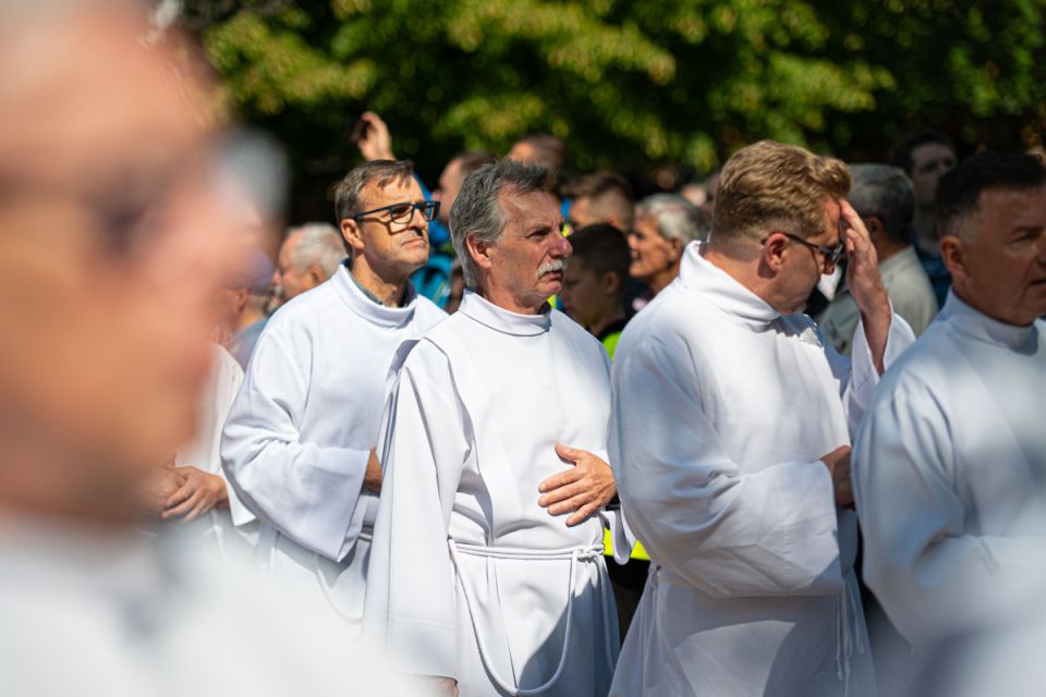 Kalwaryjskie Wzgórze zapełnili wierni! Pielgrzymi udali się do Piekar Śląskich [ZDJĘCIA] - galeria