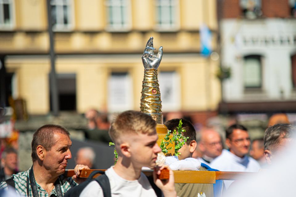 Kalwaryjskie Wzgórze zapełnili wierni! Pielgrzymi udali się do Piekar Śląskich [ZDJĘCIA] - galeria