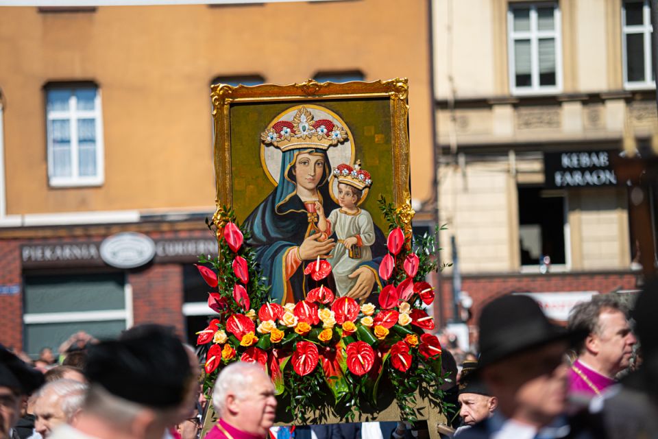 Kalwaryjskie Wzgórze zapełnili wierni! Pielgrzymi udali się do Piekar Śląskich [ZDJĘCIA] - galeria