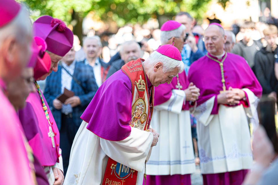 Kalwaryjskie Wzgórze zapełnili wierni! Pielgrzymi udali się do Piekar Śląskich [ZDJĘCIA] - galeria